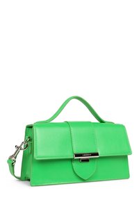 Groene leren handtas met een gestructureerd ontwerp, een bovenhandvat, klepsluiting en zilveren hardware-accenten. Gladde textuur met een glanzende afwerking.
