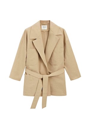 Beiger Blazer mit Gürtel, großen Revers, zwei Fronttaschen und langen Ärmeln, auf weißem Hintergrund gezeigt.