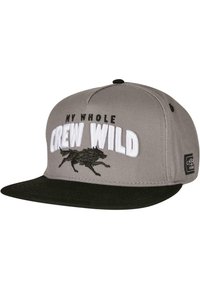 Cappellino snapback grigio in tessuto con visiera nera. Presenta la scritta ricamata "TUTTA LA MIA CREW È FOLLE" e un design di un lupo che corre in nero.