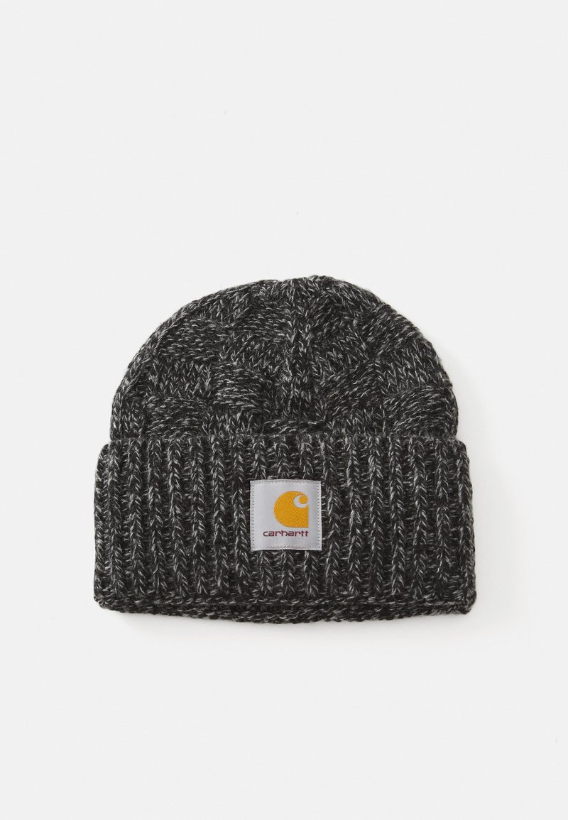 Gorro de punto en tonos negro y gris con una textura acanalada, que presenta una etiqueta cuadrada con un logo amarillo en la parte delantera.