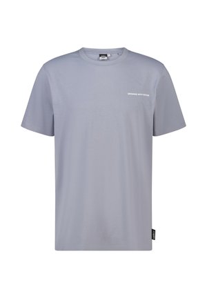 Lichtgrijs T-shirt met korte mouwen en ronde hals, met kleine witte tekst "GROWING WITH NATURE" op de linkerborst en een zwart merklabel aan de zijkant van de zoom.