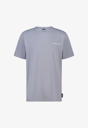 Lichtgrijs T-shirt met korte mouwen en ronde hals, met kleine witte tekst "GROWING WITH NATURE" op de linkerborst en een zwart merklabel aan de zijkant van de zoom.