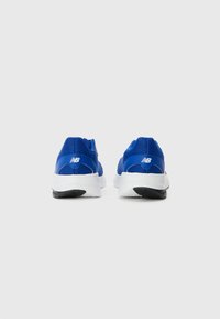 Baskets de sport bleues avec un dessus en mesh, une semelle intermédiaire blanche et une semelle extérieure noire. Comprend un logo à l'arrière et un design de talon arrondi.