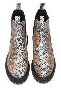 Bottes Chelsea à imprimé serpent marron et noir avec cuir texturé, panneaux latéraux élastiques et semelle en caoutchouc noire. Sans lacets visibles.