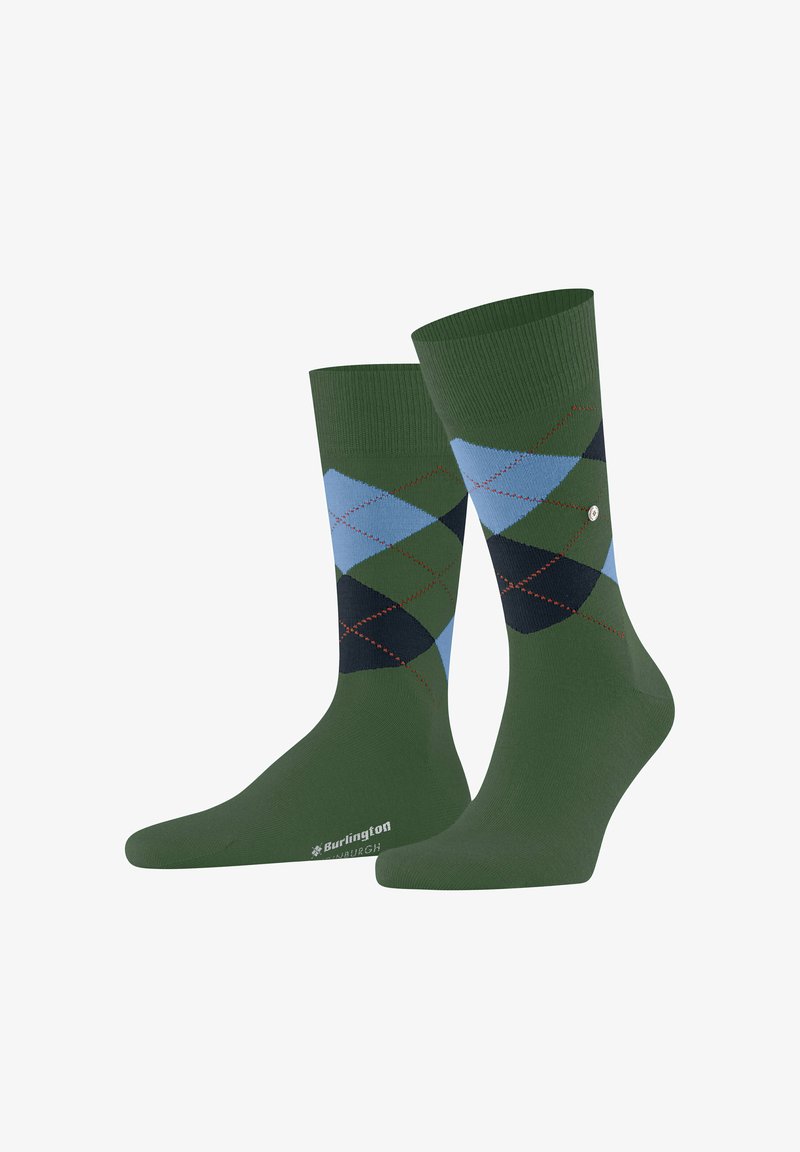 Grüne Socken mit einem Rautenmuster in Blau, Dunkelblau und Grün, ergänzt durch rote Akzente am Bündchen und das Markenlogo auf der Sohle.