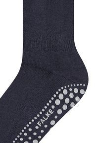 Sötétkék zokni, struktúrált anyagból készült, a talpán gumírozott pöttyökkel a jobb tapadásért és dombornyomott "FALKE" logóval.