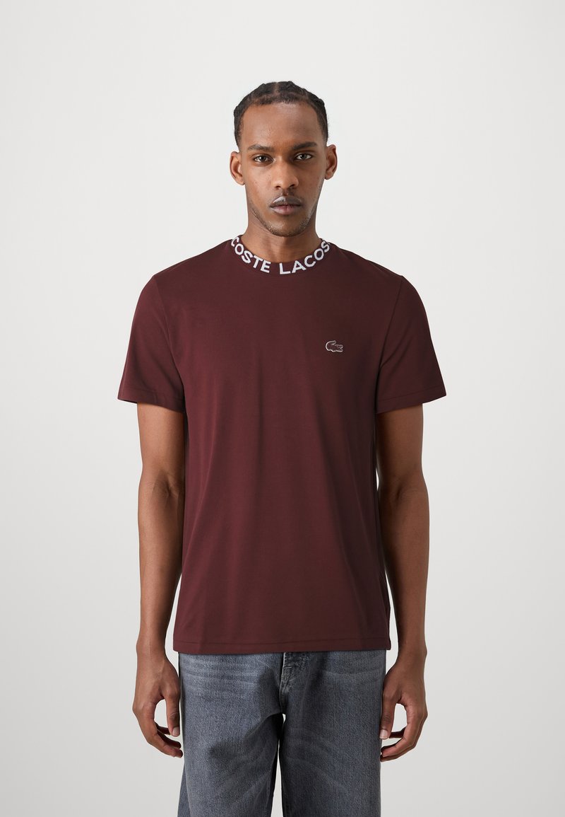Lacoste CORE ACTIVE - Nyomott mintás póló - expresso