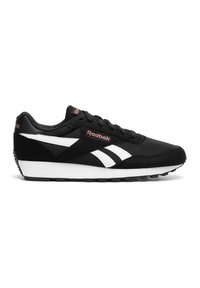 Czarne trampki z materiałową cholewką, białymi bocznymi paskami i białą gumową podeszwą. Posiadają wyściełany kołnierz oraz logo Reebok po boku.