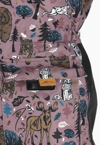 Stof met een patroon van bosdieren, waaronder een eland, tijger, haas, wolf, beer, bomen, eikels en bladeren op een gedempte paarse achtergrond.