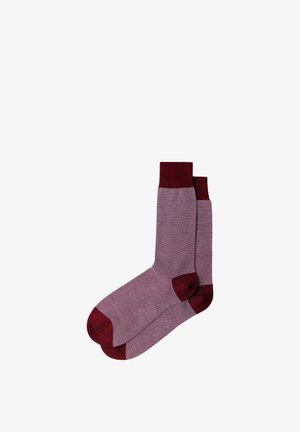 Par de calcetines hasta media pantorrilla con un fino patrón rojo y blanco, con puños, talones y punteras rojo oscuro sólidos, dispuestos planos sobre fondo blanco.
