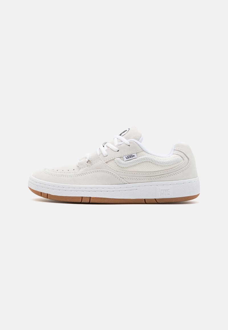 Tenis bej Vans cu design low-top, cu șireturi albe, panou lateral din mesh, mijloc alb și talpă din cauciuc de tip gumă, prezentat din partea exterioară.