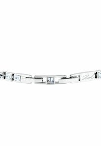 Braccialetto in tonalità argento con maglie rettangolari e pietre in zirconia cubica trasparente. Ogni pietra è incastonata all'interno di un telaio in metallo lucido.