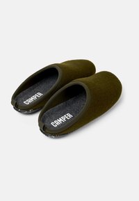 Gröna ulltofflor med mjuk textur, rund form och elastiska kanter. Har en grå sula med "CAMPER"-logotyp.