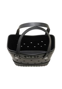 Cesta de plástico negra con dos asas, que presenta lados perforados y una base plana. Textura suave, forma rectangular y logotipo de la marca visible.