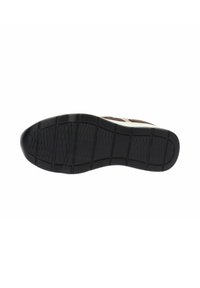 Suola di scarpa in gomma nera con un pattern di grip testurizzato, dotata di supporto per l'arco e forma sagomata. Bordo liscio e design della punta rinforzato.