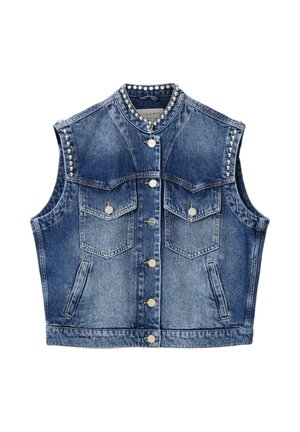 Veste en jean bleue sans manches avec fermetures par boutons métalliques, deux poches avant à rabat, poches latérales fendu et détails cloutés argentés sur le col et les épaules.