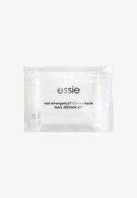 Busta di plastica trasparente contenente il kit di riparazione unghie "essie" con testo nero. Caratterizzata da una chiusura a zip. Design compatto e portatile per emergenze relative alle unghie.