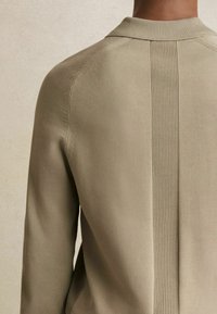 Reiss REGULAR FIT - CLINTON CONCEALED PLACKET  - Bluză cu mânecă lungă - light sage green