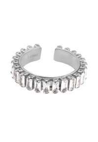 Bracciale a manetta in argento con cristalli trasparenti rettangolari incastonati in una montatura a griffe, con una banda metallica liscia e un design aperto.