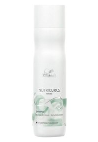 Wella Nutricurls Waves shampoofles, witte plastic, slanke vorm met een ronde bodem, groen golvend ontwerp en label met details over voordelen en gebruik.