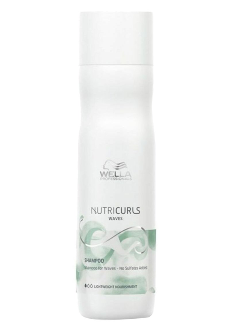 Wella Nutricurls Waves shampoofles, witte plastic, slanke vorm met een ronde bodem, groen golvend ontwerp en label met details over voordelen en gebruik.