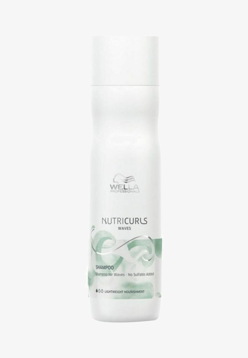 Wella Nutricurls Waves shampoofles, witte plastic, slanke vorm met een ronde bodem, groen golvend ontwerp en label met details over voordelen en gebruik.
