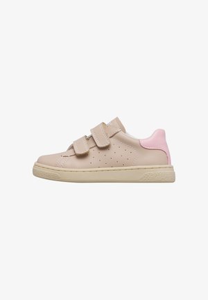 Sneaker beige per bambini con due cinturini in velcro, piccole perforazioni sul lato, suola crema e toppa rosa chiaro sul tallone, su sfondo bianco.