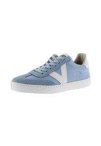 Sneaker blu chiaro realizzata in materiali scamosciati e tessili, con accenti bianchi, punta rotonda e suola piatta bianca. Lacci dello stesso colore blu.