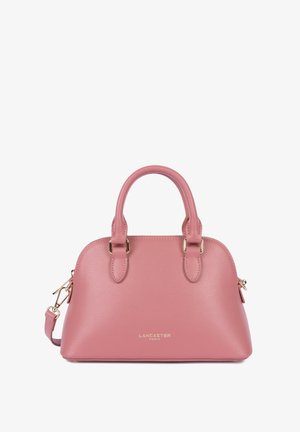 Sac à main en cuir rose de forme arrondie, avec deux poignées supérieures et une bandoulière amovible. Quincaillerie dorée et logo embossé à l'avant.