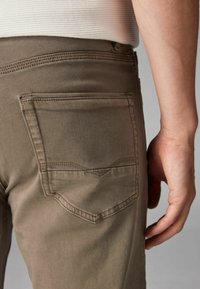 Next COMFORT STRETCH - Sirgete säärtega teksad - mushroom brown