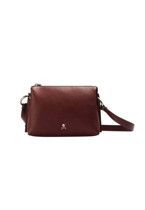 Bolso cruzado de cuero burdeos con forma rectangular, acento de calavera y huesos cruzados en dorado, y correa ajustable. Textura suave.