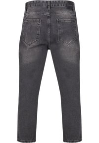 Jeans en denim gris, taille mi-haute, jambe droite, design à cinq poches, finition délavée et détails de couture plus foncés sur la ceinture et les bords des poches.