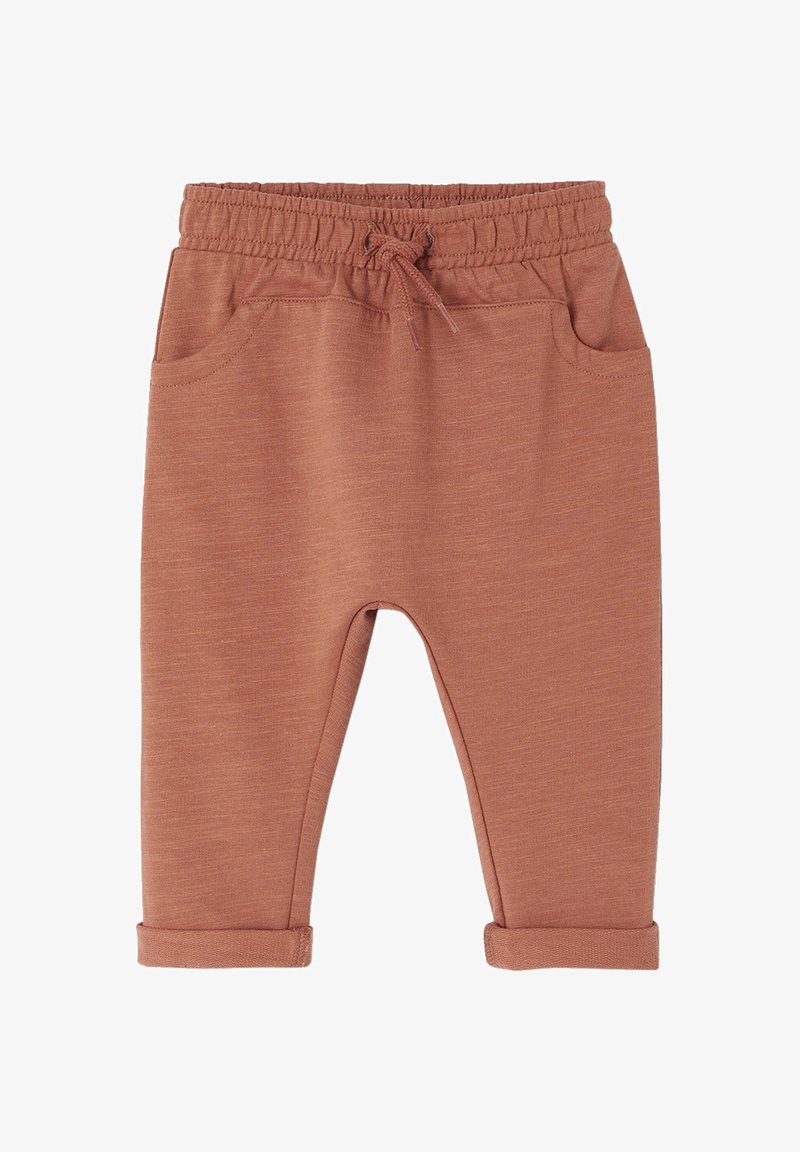Pantalon doux marron pour tout-petit avec taille élastique, cordon, poches avant et revers roulés sur fond blanc.