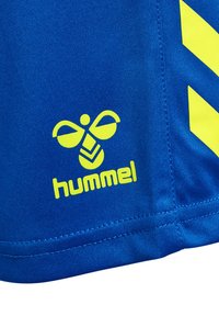 Blauwe sportshorts met een gele Hummel-logo en chevrondesign, gemaakt van lichtgewicht stof met een gladde textuur en versterkte stiksels.