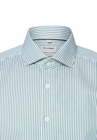 Türkis- und weiß gestreiftes Hemd mit Button-Down-Kragen, ausgestattet mit zwei weißen Knöpfen und einem Etikett, das "OLYMP" und "BODY FIT" anzeigt.