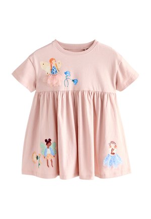 Lyserød bomulds kjole med korte ærmer, prydet med broderede feer og blomster. Knyttet talje med en udvidet nederdel, blød tekstur.