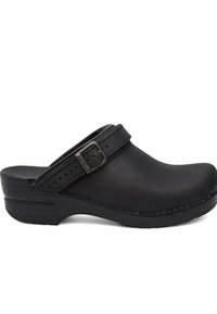 Sabot noir à bout rond, fabriqué en matériau lisse. Présente une sangle latérale avec une boucle et des accents perforés. Talon robuste.