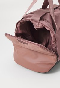 Nike Performance XS DUFFLE 25L UNISEX - Saco de desporto - smokey mauve/black/light orewood brown