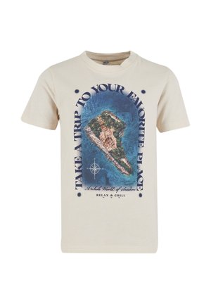Beżowy t-shirt z grafiką lotniczą wyspy otoczoną tekstem „Wybierz się w podróż do swojego ulubionego miejsca” oraz wzorem kompasu.