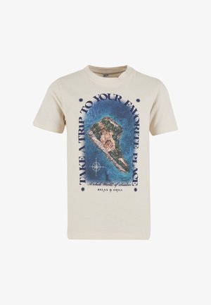 T-shirt beige avec un graphique aérien d'une île entouré du texte « Faites un voyage vers votre endroit préféré » et un design de boussole.