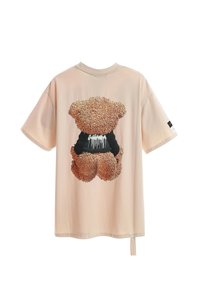 Camiseta de algodón rosa con un gráfico texturizado de un oso en la parte trasera. El diseño incluye una cinturilla negra y un detalle lateral con bucle.