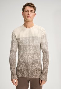 Rippstrickpullover mit einem Farbverlauf von Creme zu Braun. Langärmlig mit verlängerten Bündchen, runder Ausschnitt, strukturierter Stoff.