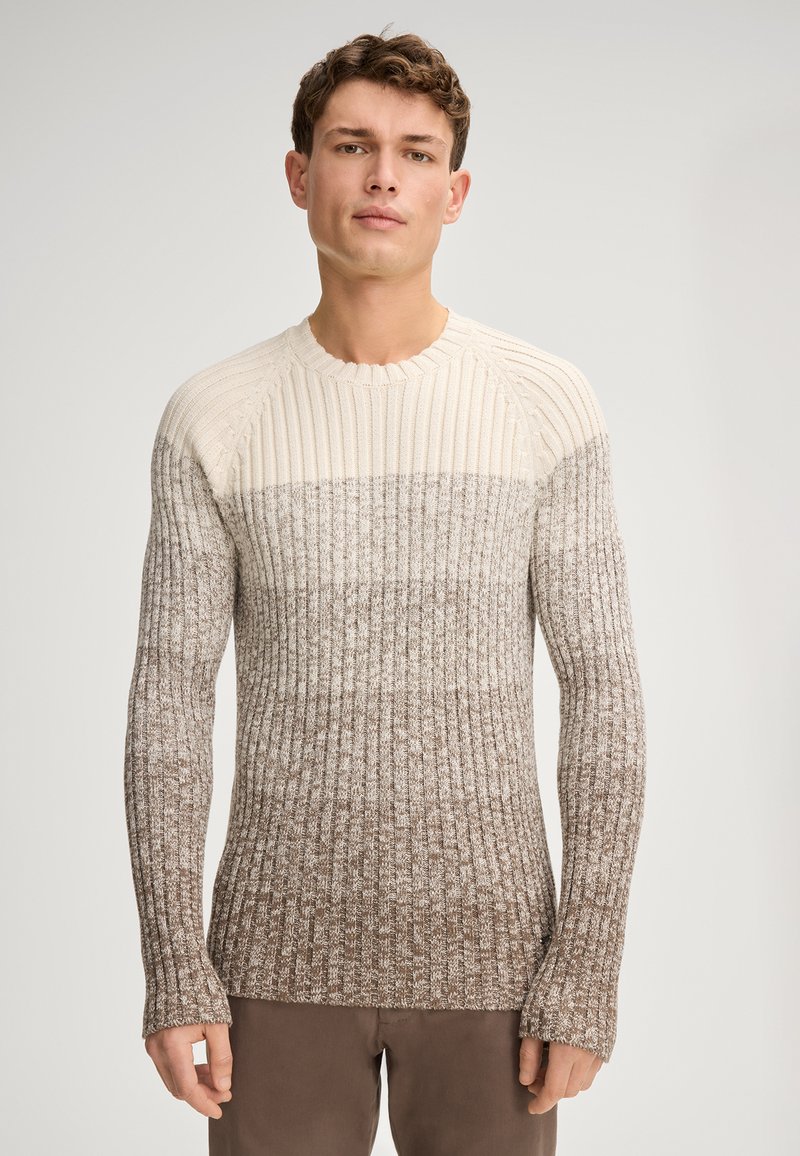 Rippstrickpullover mit einem Farbverlauf von Creme zu Braun. Langärmlig mit verlängerten Bündchen, runder Ausschnitt, strukturierter Stoff.