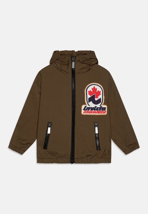 Braune leichte Jacke mit Kapuze, mit einer Front-Reißverschluss, zwei Reißverschlusstaschen und einem bunten Aufnäher auf der linken Brust.