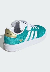 Tyrkysové tenisky s texturovaným svrškem, třemi bílými pruhy, zapínáním na suchý zip a zlatými akcenty na patě.