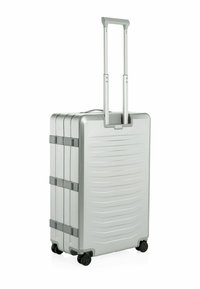 Silberner Hartschalenkoffer mit strukturierter Oberfläche, zwei Rollen und einem ausziehbaren Griff, der graue Akzente und ein kompaktes Design aufweist.