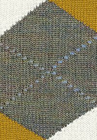 Tessuto lavorato a maglia con un motivo a diamante grigio, accentuato da sezioni gialle e bianche. I punti blu creano una texture e dei dettagli aggiuntivi.