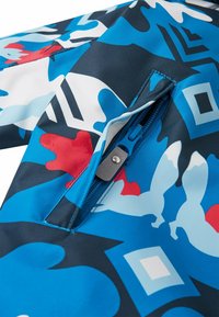 Kleurvolle zipped jas met een blauw, wit en rood abstract patroon, gemaakt van een gladde, lichte stof met een duurzame afwerking.