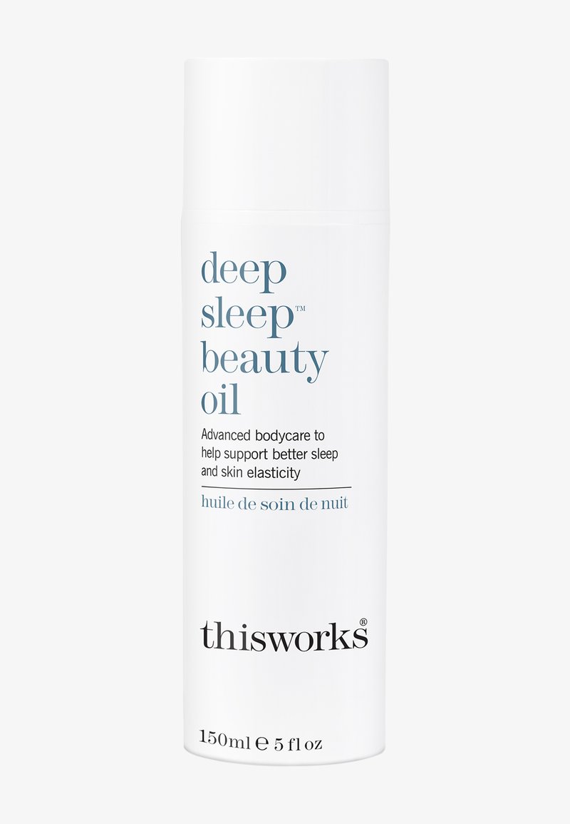Vit cylindrisk flaska märkt "Deep Sleep Beauty Oil", 150 ml. Har tealfärgad text och svart logotyp, designad för kroppsvård och hudens elasticitet.