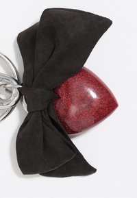 Ciondolo rosso a forma di cuore con glitter, finitura lucida, fissato da un nastro in satin nero e un anello portachiavi in argento.